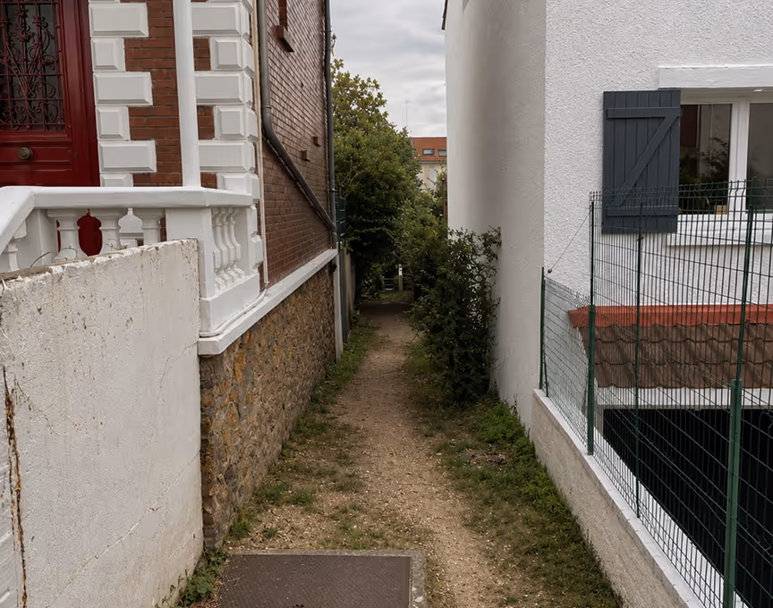 Allée latérale avant aménagement paysager dans les Yvelines
