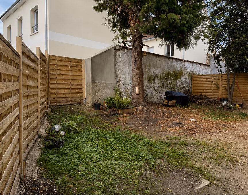 Terrain nu avant création complète d’un jardin paysager
