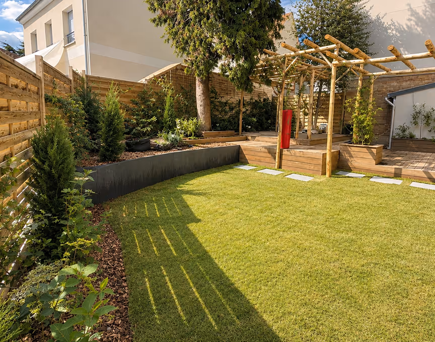 Jardin aménagé avec pelouse, terrasse bois et plantations dans les Yvelines