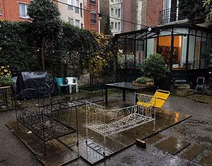Jardin et terrasse aménagés dans un style bohème chic par Vernay Paysage