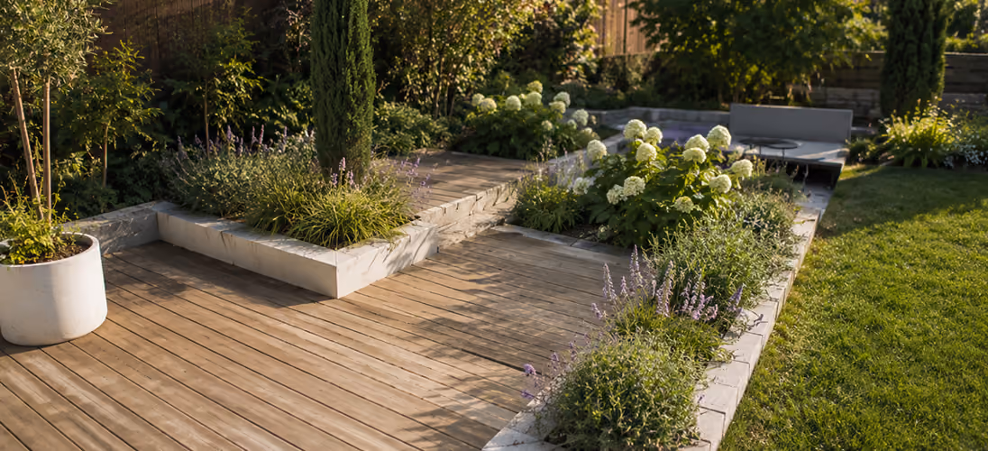 Terrasse paysagère réalisée par Vernay Paysage avec plantations et matériaux durables