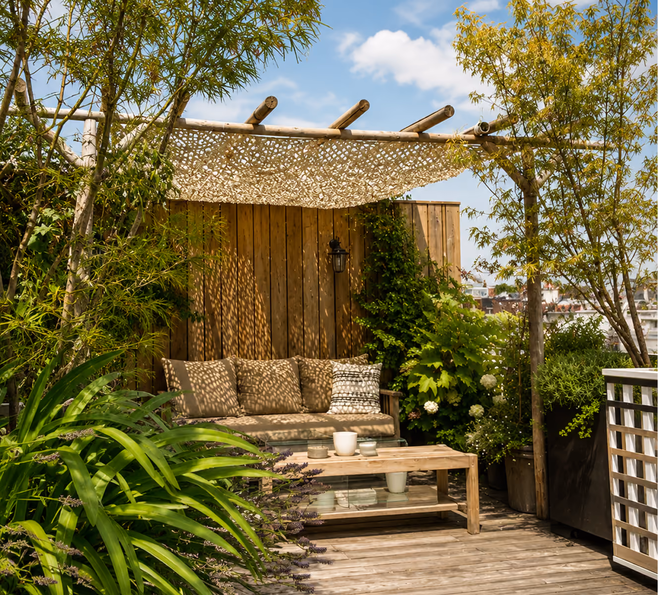 Terrasse, Pergola et végétation réalisées dans un jardin par Vernay Paysage.