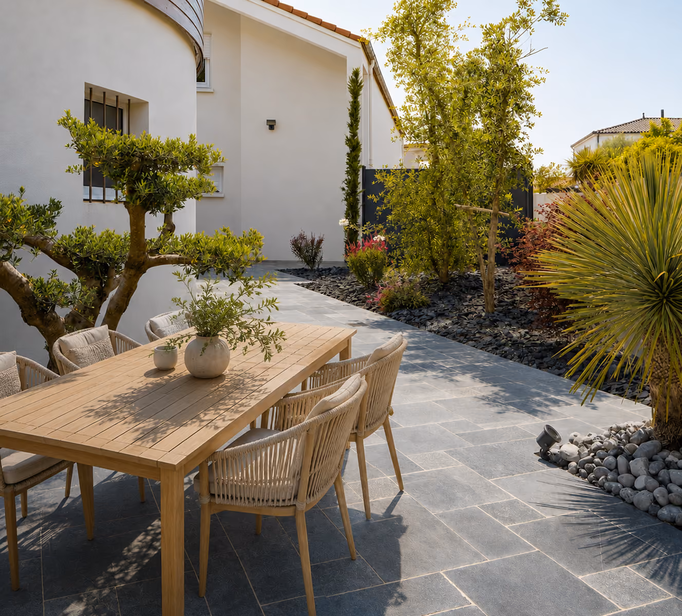 Terrasse contemporaine avec espace repas réalisée par Vernay Paysage dans les Yvelines.