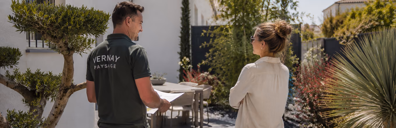 Paysagiste de Vernay Paysage présentant un projet finalisé de terrasse à une cliente