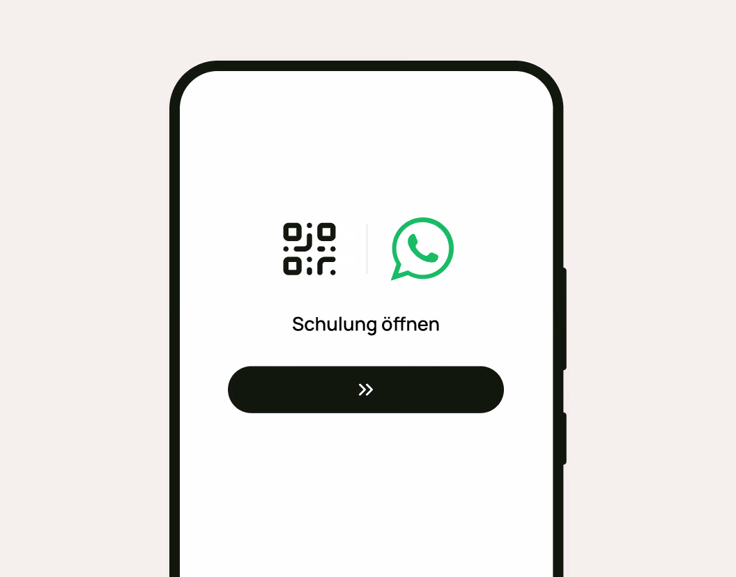 Smartphone screen showing icons for QR code and WhatsApp with a button labeled 'Schulung öffnen'.