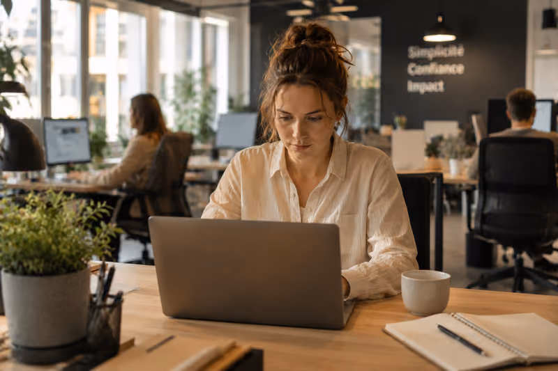 femme-assise-devant-son-ordinateur-sur-son-bureau-travaillant-sur-les-5-etapes-pour-choisir-sa-plateforme-agreee-de-facturation-electronique