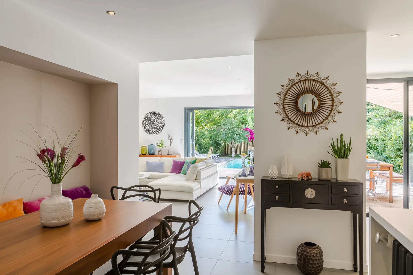 Salon ouvert sur terrasse et piscine, réalisation Soul Sens