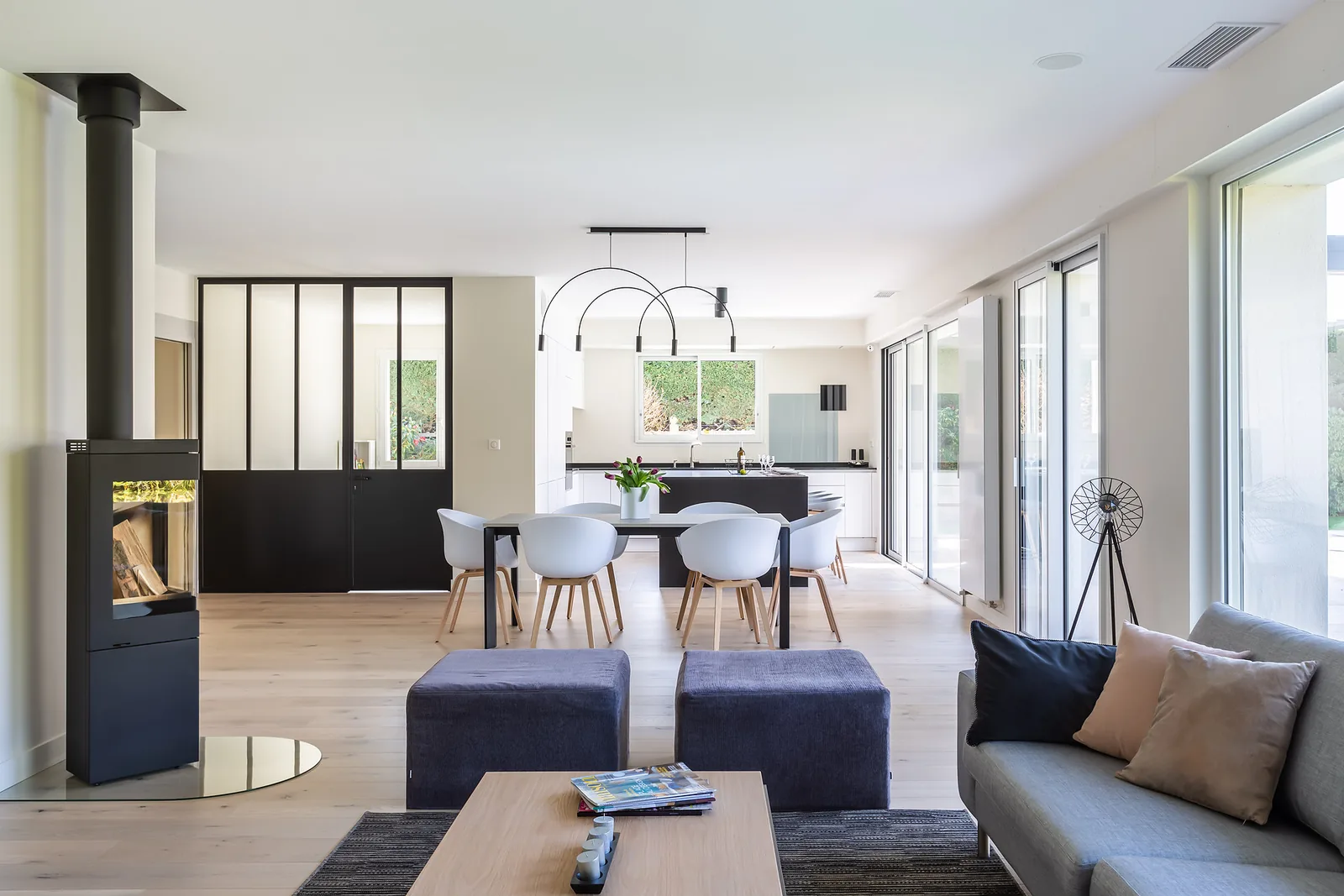 Salon et cuisine ouverts avec verrière, rénovation complète Soul Sens
