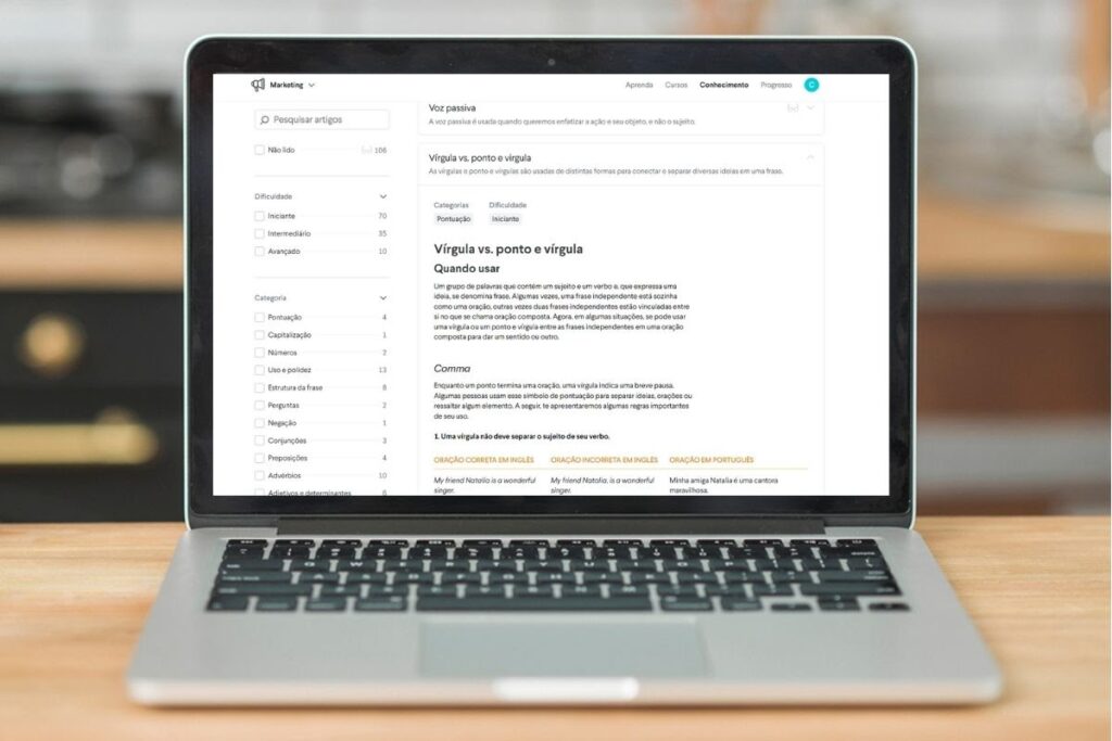 É possível ver um artigo sobre gramática do site da Slang na tela de um laptop prateado.