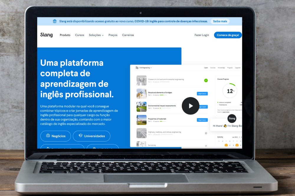 Laptop mostrando a plataforma da Slang com a frase “Uma plataforma completa de aprendizagem de inglês profissional.