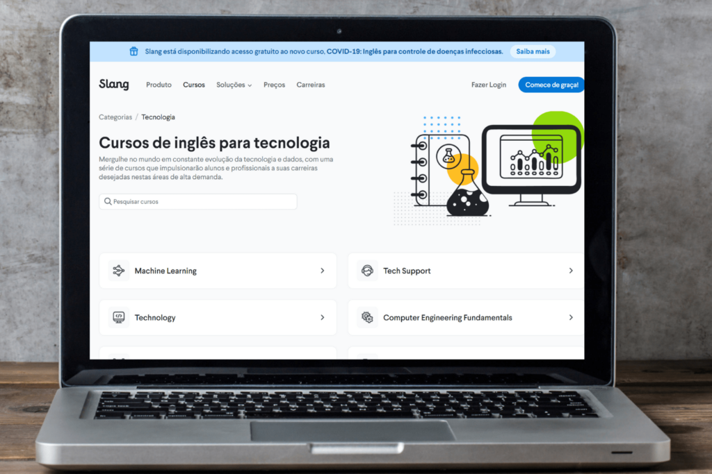 Laptop aberto mostrando a página de cursos de Tecnologia da Slang.