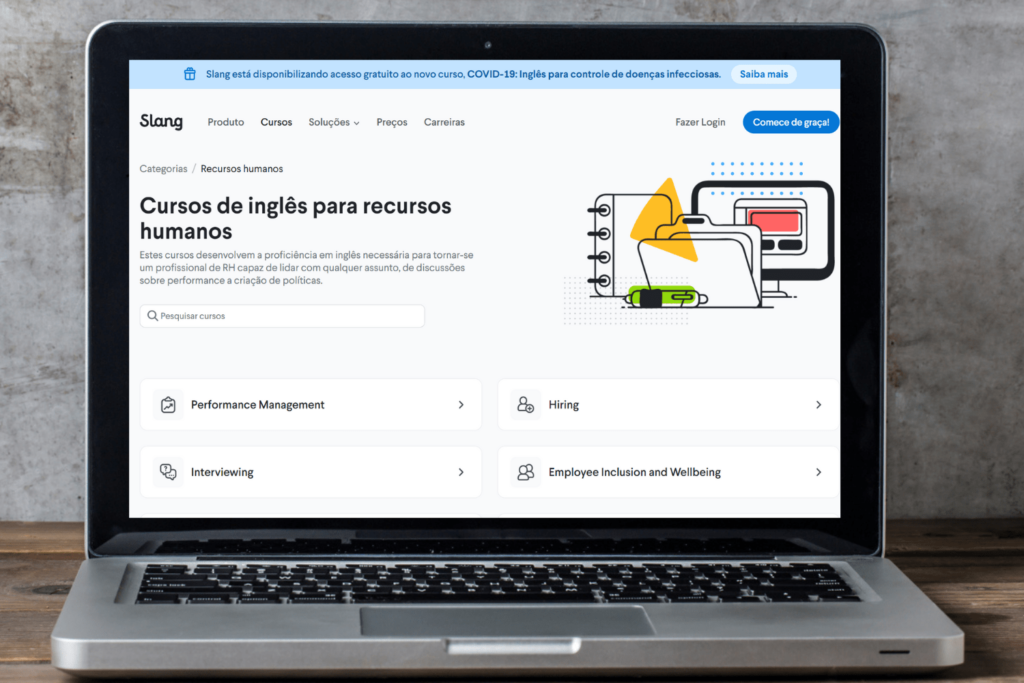 Um laptop aberto mostrando a página de cursos da Slang voltados para a área de Recursos Humanos.