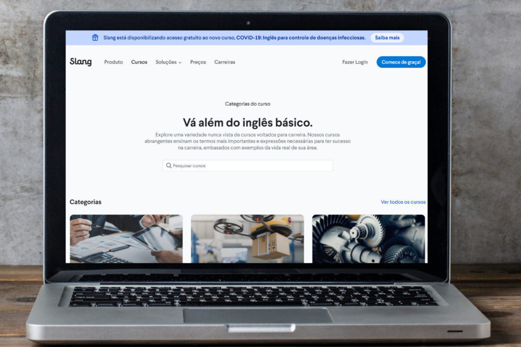 Laptop aberto mostra a plataforma de cursos geral da Slang.
