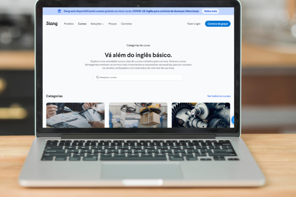 Laptop mostra a plataforma de cursos geral da Slang.