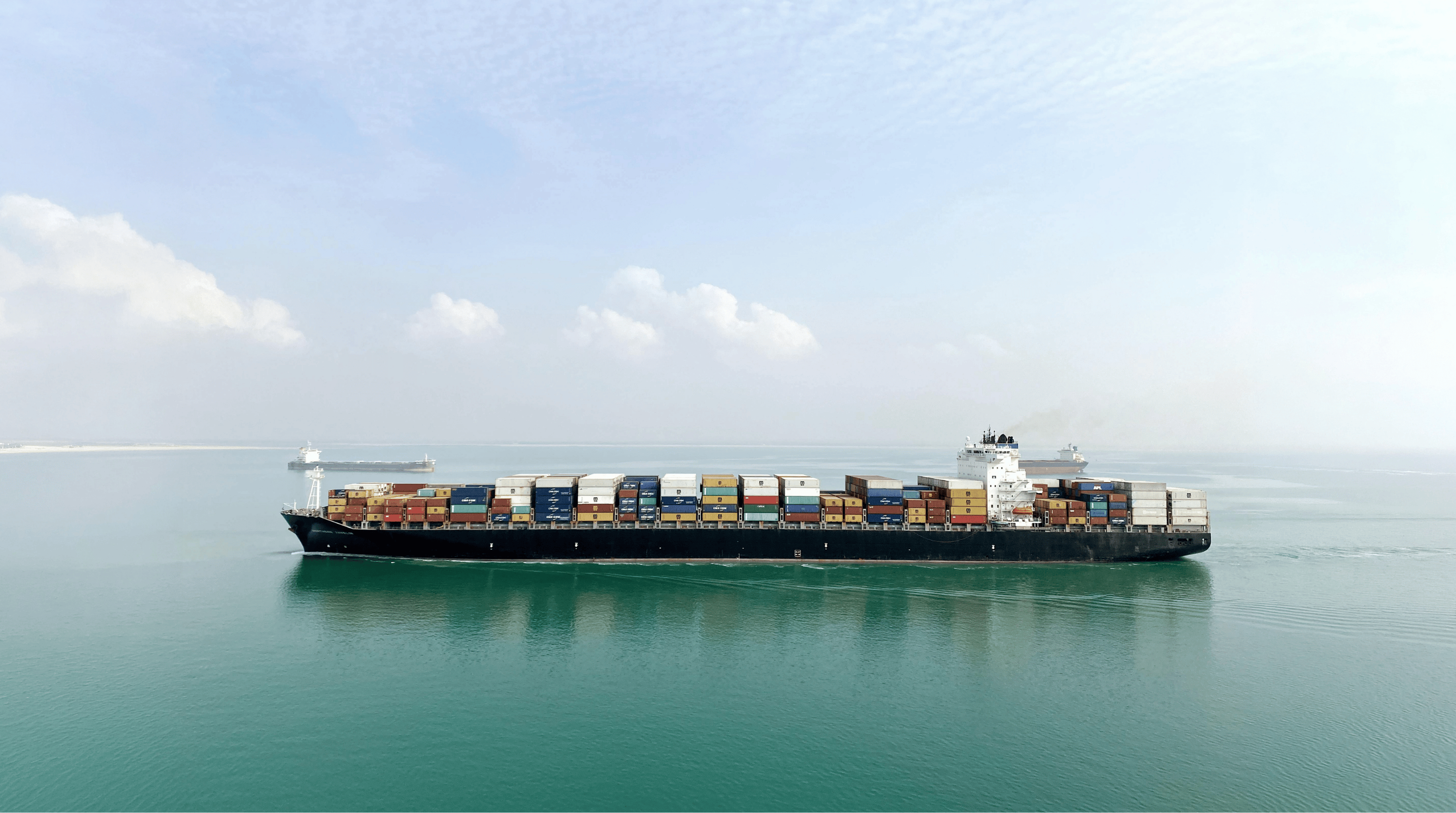 Imagen de un buque portacontenedores navegando en alta mar completamente cargado