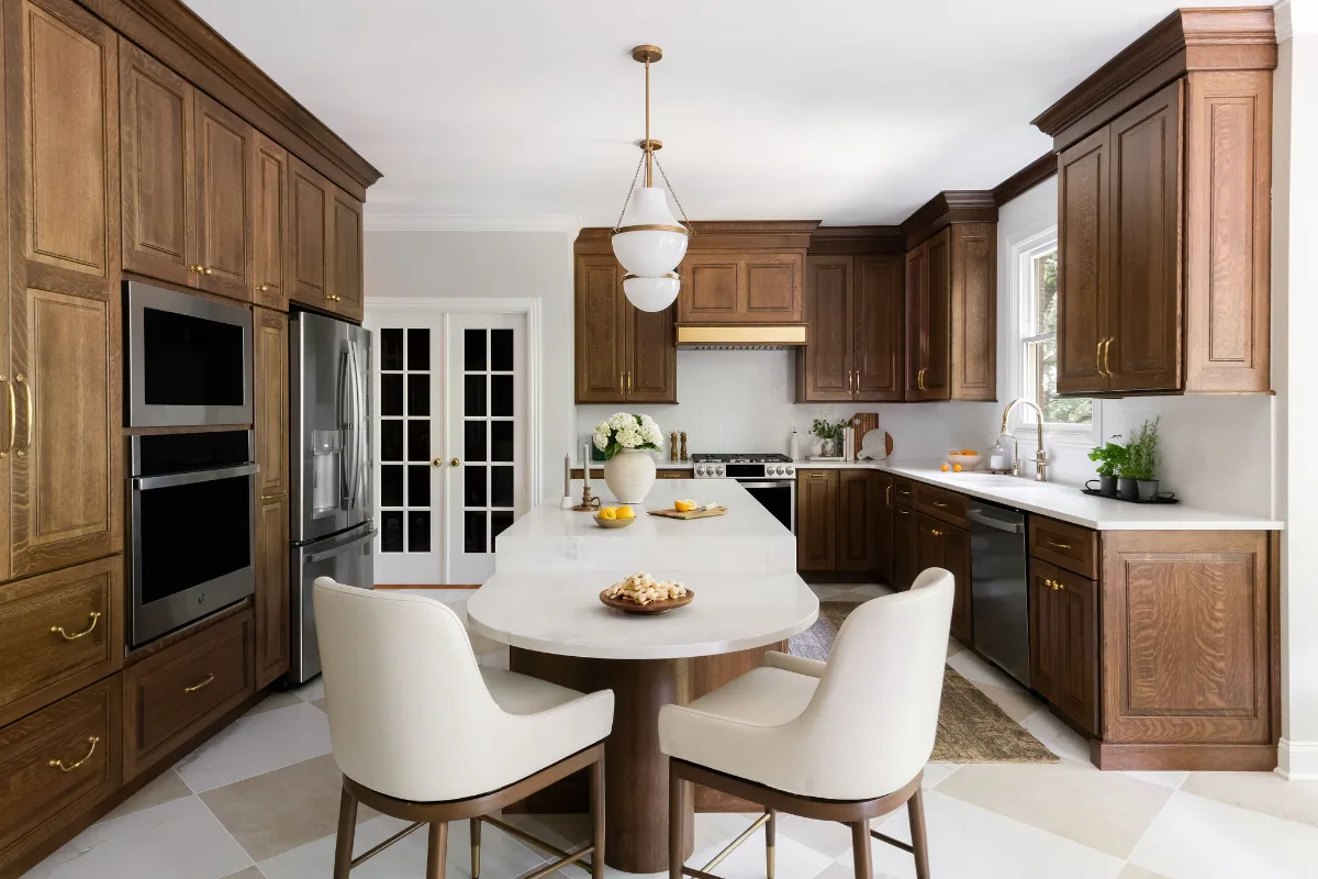 A transitional-heritage kitchen in Chenoweth, Brentwood TN 37027. CWP White Oak Coffee Raised Solid Wood Panel cabinetry, MSI Calcutta Versailles quartz, Davoli French Gold PVD, Unlacquered Brass hardware, and Leona Checkerboard flooring by Sebring.
