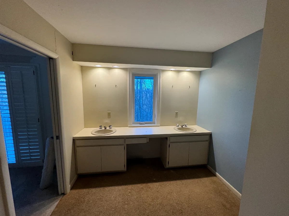 A modern-soft-luxurious primary bath in Leiper's Fork, TN 37069. CWP Mourning Dove Standard Overlay cabinetry, Metro Quartz Mystique scalloped countertops, Delta Chrome fixtures, and Carrera White 13x13 porcelain floor tile by Sebring Design Build.