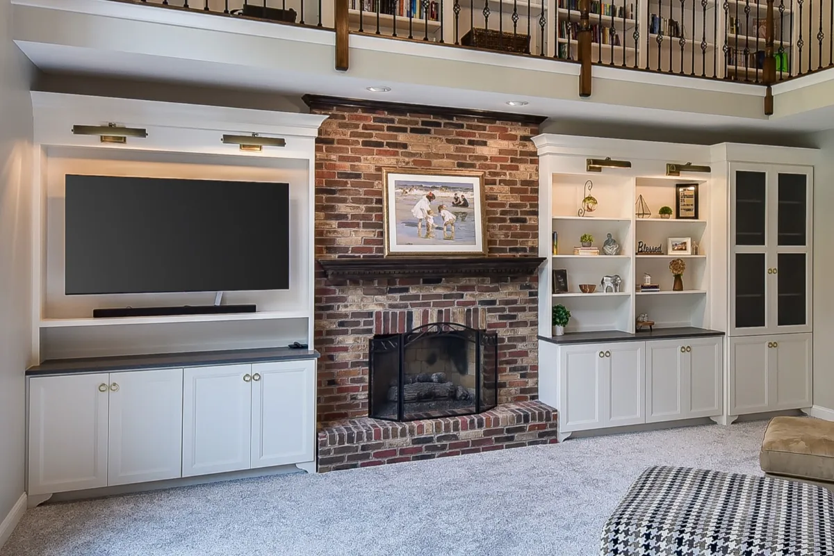 A transitional-warm living room in Brentwood, TN connected to a full kitchen remodel. Dark Walnut stained hardwood floors and warm material continuity by Sebring Design Build.