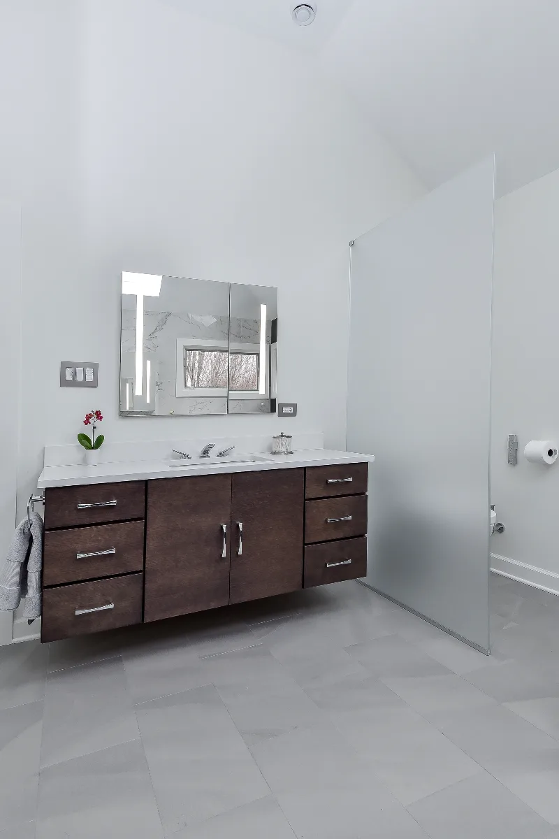 A modern-crisp primary bath remodel in Brentwood, TN. Wellborn Barcelona Oak Drift cabinetry, Orion Absolute White quartz, Atlas Concorde Calacatta Extra vanity wall, and Polished Chrome fixtures by Sebring Design Build.