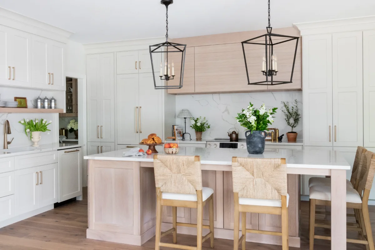 A coastal-elegant kitchen remodel in Willowsprings, Franklin TN 37064. Custom Champagne cabinetry, Calacatta Gold quartz, and Champagne Bronze fixtures by Sebring Design Build.