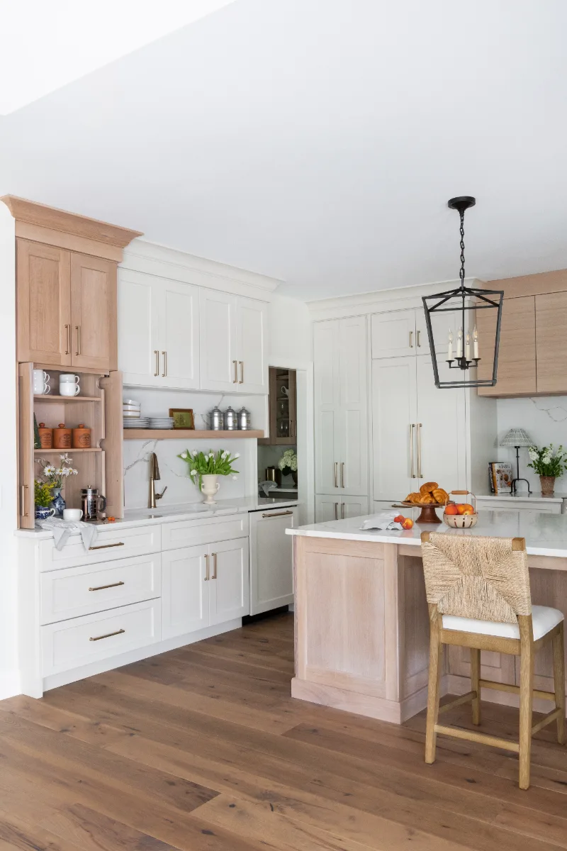 A coastal-elegant kitchen remodel in Willowsprings, Franklin TN 37064. Custom Champagne cabinetry, Calacatta Gold quartz, and Champagne Bronze fixtures by Sebring Design Build.