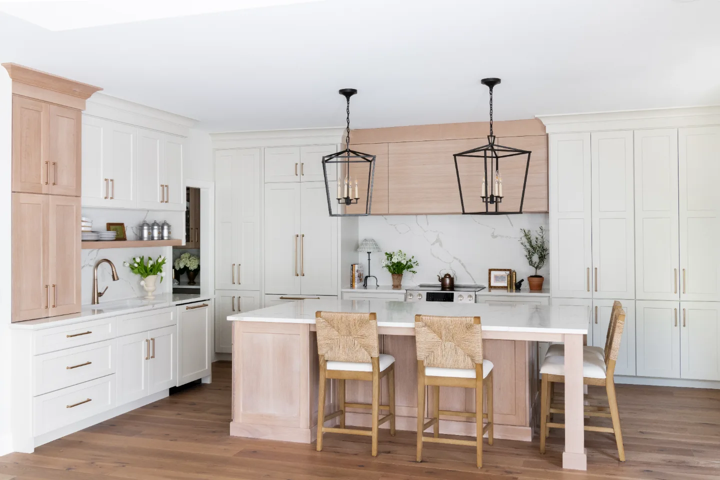 A coastal-elegant kitchen remodel in Willowsprings, Franklin TN 37064. Custom Champagne cabinetry, Calacatta Gold quartz, and Champagne Bronze fixtures by Sebring Design Build.