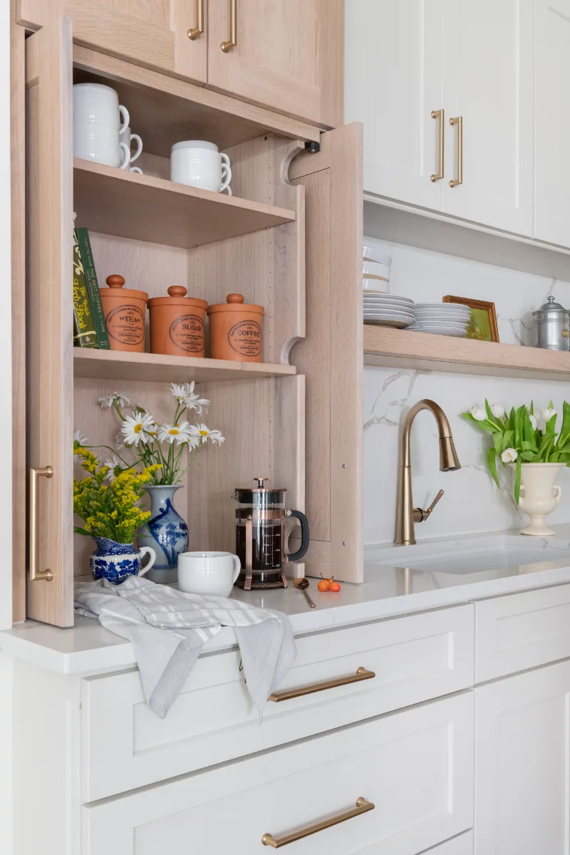 A coastal-elegant kitchen remodel in Willowsprings, Franklin TN 37064. Custom Champagne cabinetry, Calacatta Gold quartz, and Champagne Bronze fixtures by Sebring Design Build.