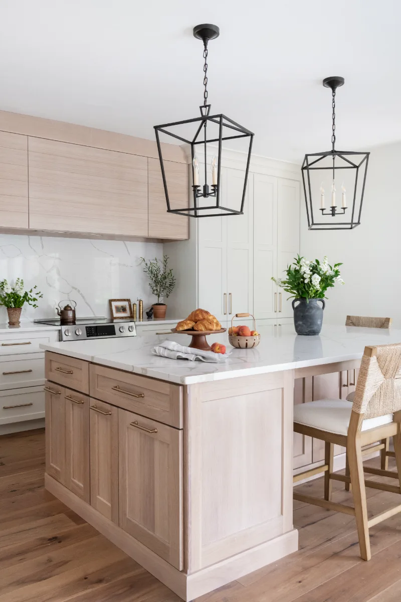 A coastal-elegant kitchen remodel in Willowsprings, Franklin TN 37064. Custom Champagne cabinetry, Calacatta Gold quartz, and Champagne Bronze fixtures by Sebring Design Build.
