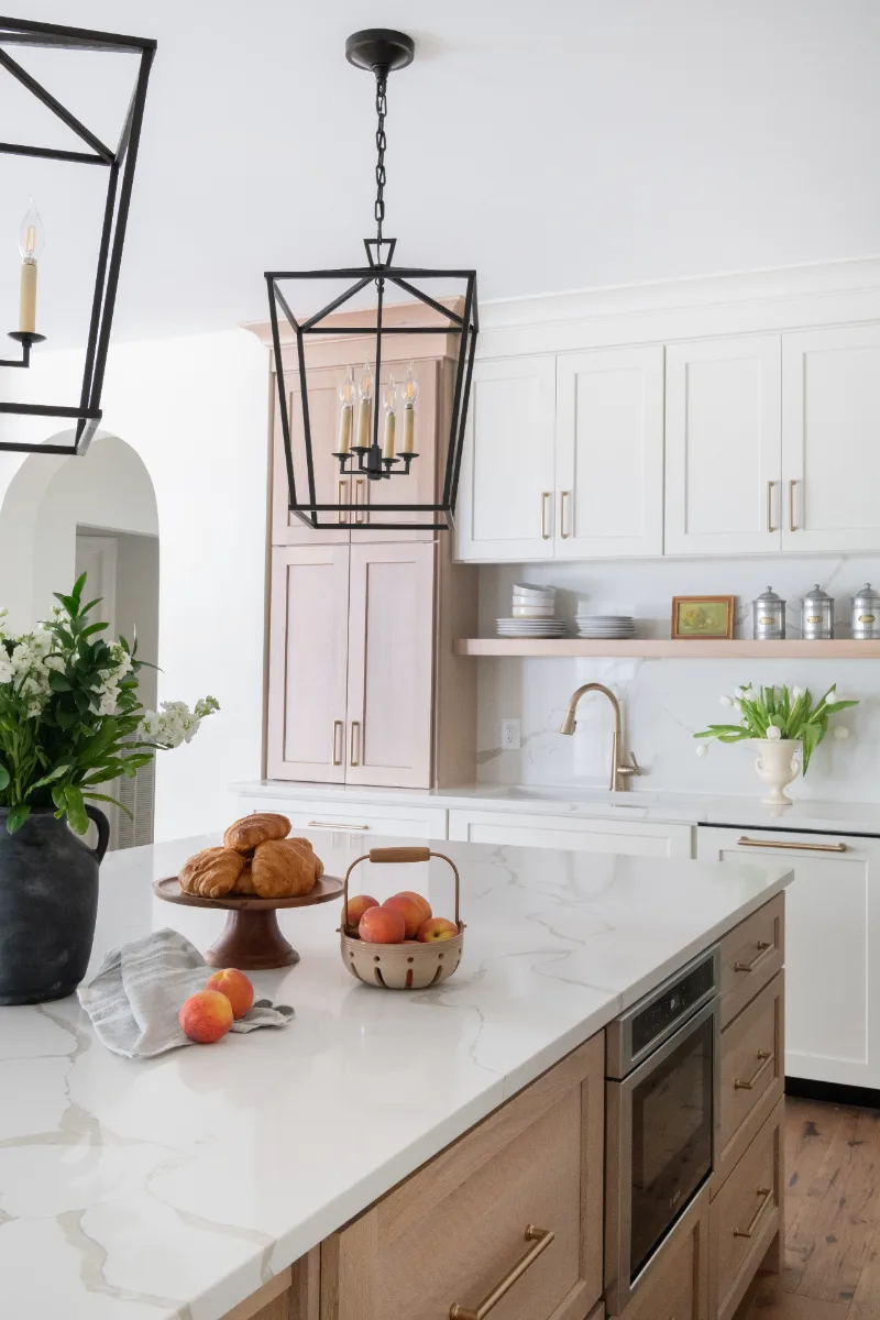 A coastal-elegant kitchen remodel in Willowsprings, Franklin TN 37064. Custom Champagne cabinetry, Calacatta Gold quartz, and Champagne Bronze fixtures by Sebring Design Build.