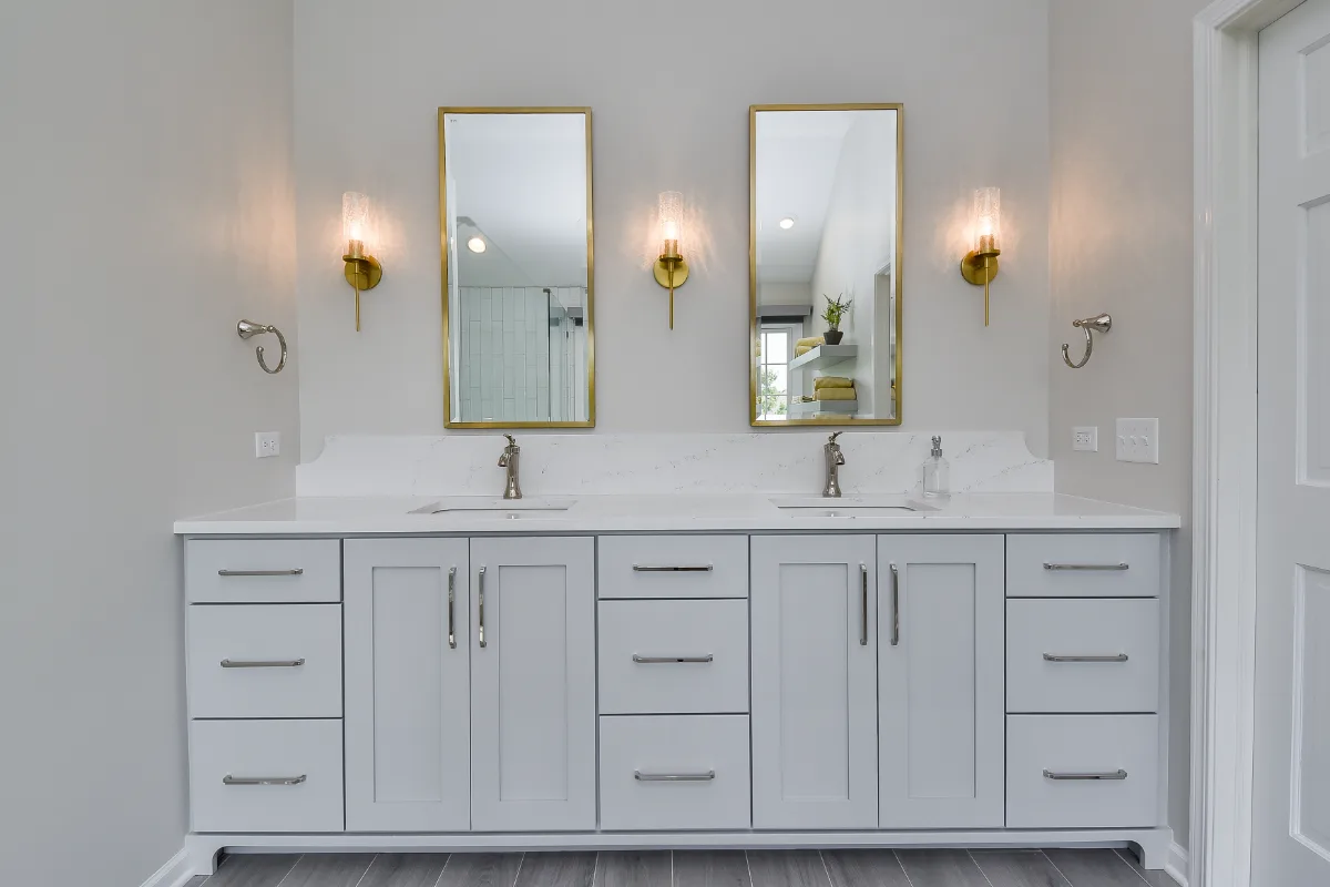 A modern-unique primary bath remodel in Brentwood, Tennessee. Pearl cabinetry, Hanstone Tranquility quartz, MTI Rectangle soaking tub, and Lunada Bay iridescent accent tile by Sebring Design Build.