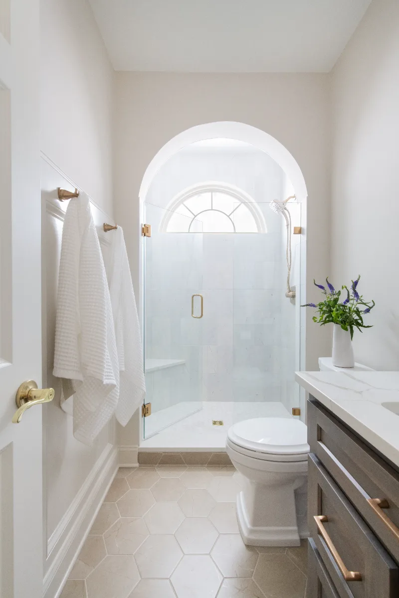 Guest Bath remodel in Willowsprings, TN. Sebring Design Build transformed this Willowsprings guest bath in Franklin, Tennessee from a basic, outdated space into a bright and polished room that makes a lasting impression.