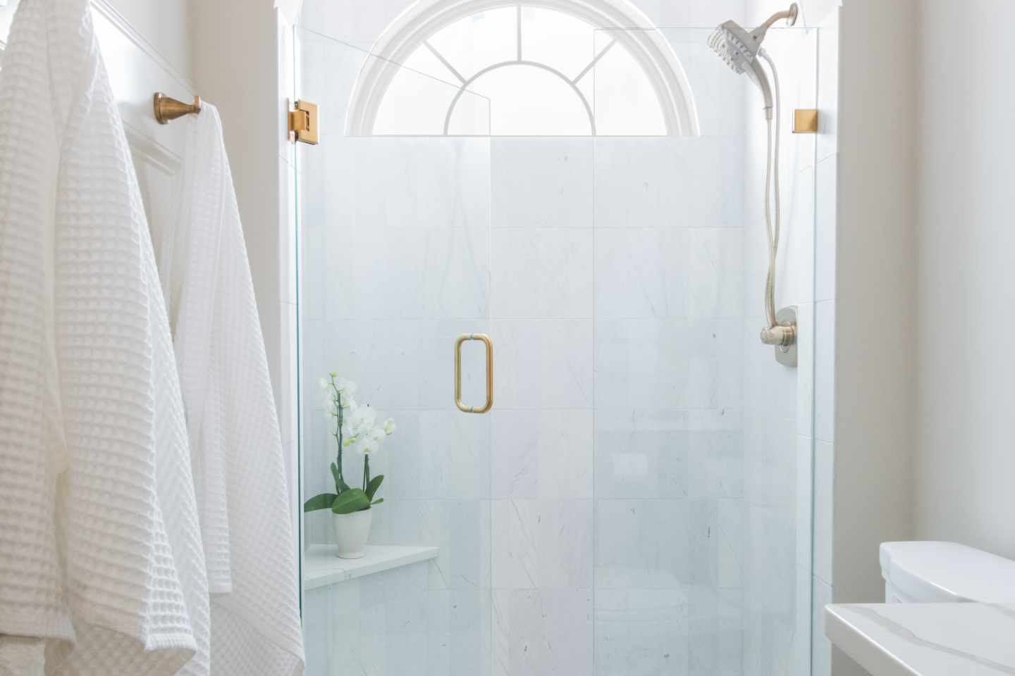 Guest Bath remodel in Willowsprings, TN. Sebring Design Build transformed this Willowsprings guest bath in Franklin, Tennessee from a basic, outdated space into a bright and polished room that makes a lasting impression.