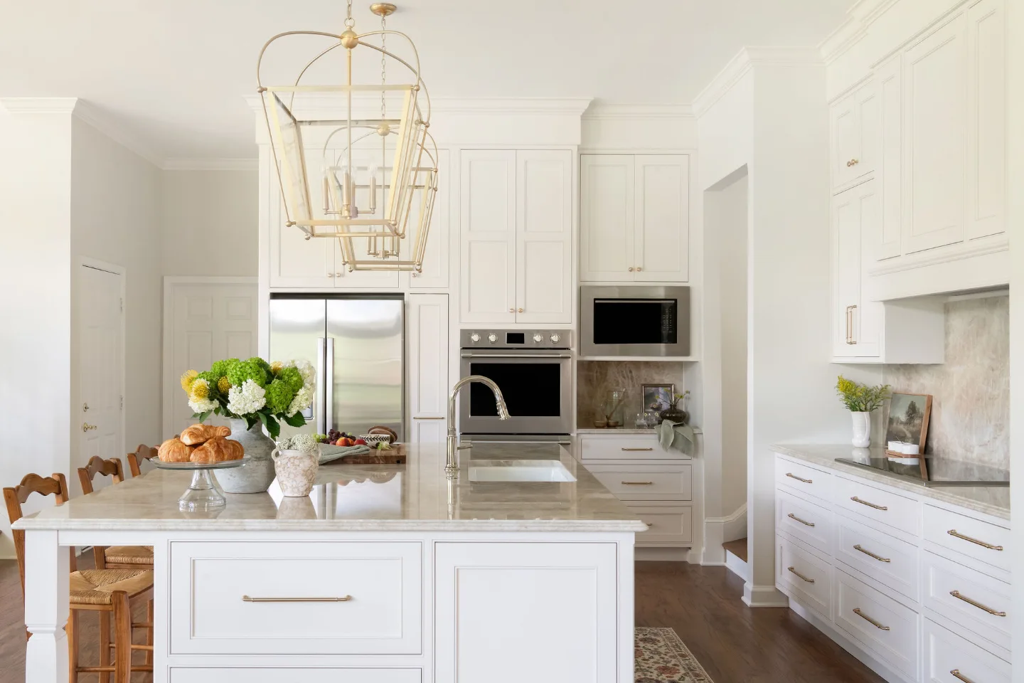 A refined Provençal kitchen remodel in Horseshoe Bend featuring Ivory Lace cabinetry, natural stone countertops, Honey Bronze hardware, and classic fixtures.