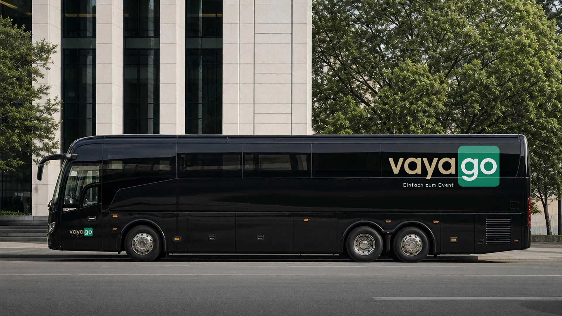 Schwarzer Vayago-Reisebus in Seitenansicht auf der Straße
