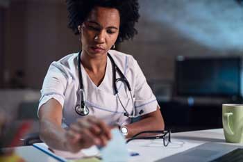 Reasons to consider research clinical experience image. This article provides reasons for IMGs to complete a medical clerkship in the research field.