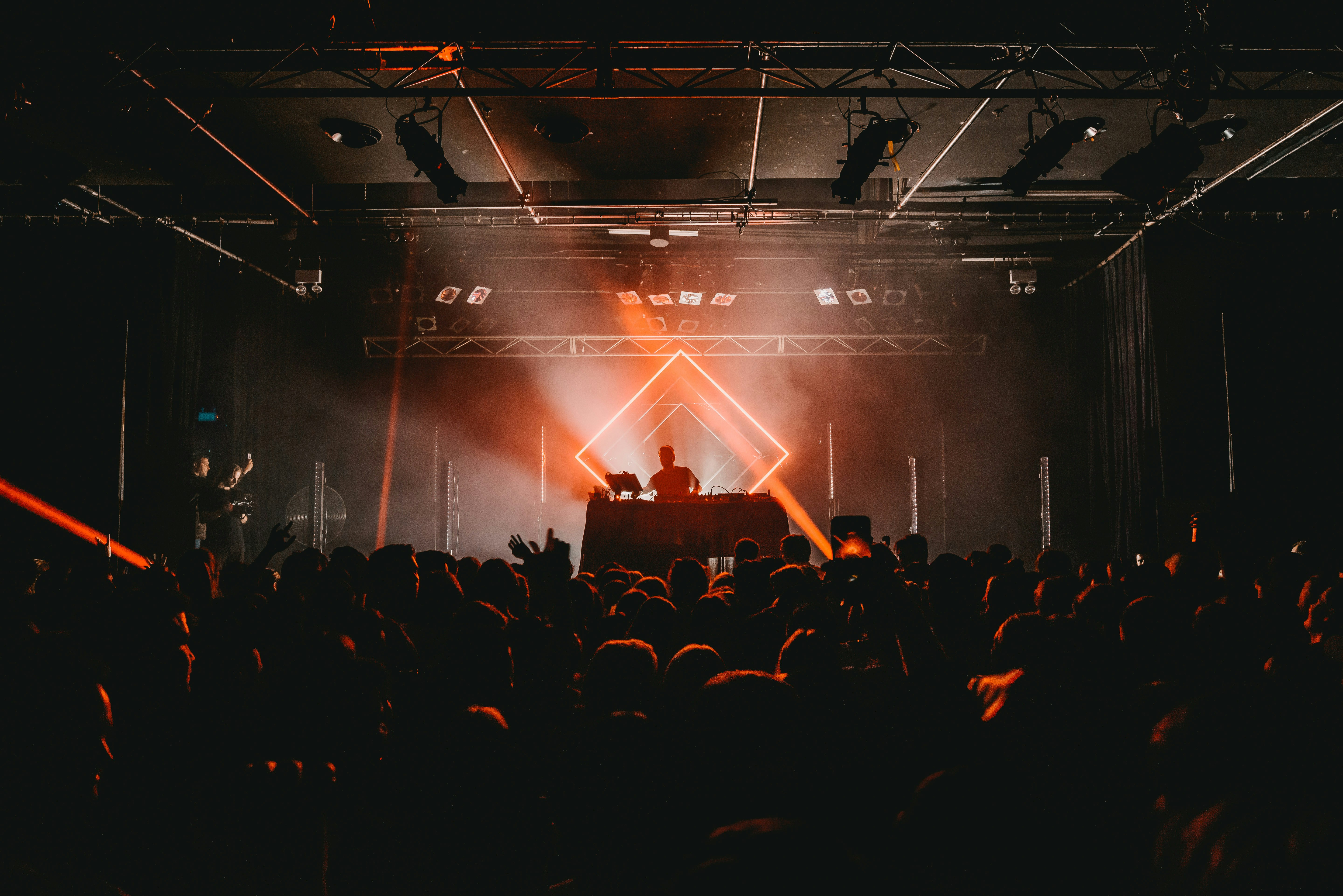 Publikum feiert vor der beleuchteten Bühne bei einem Konzert