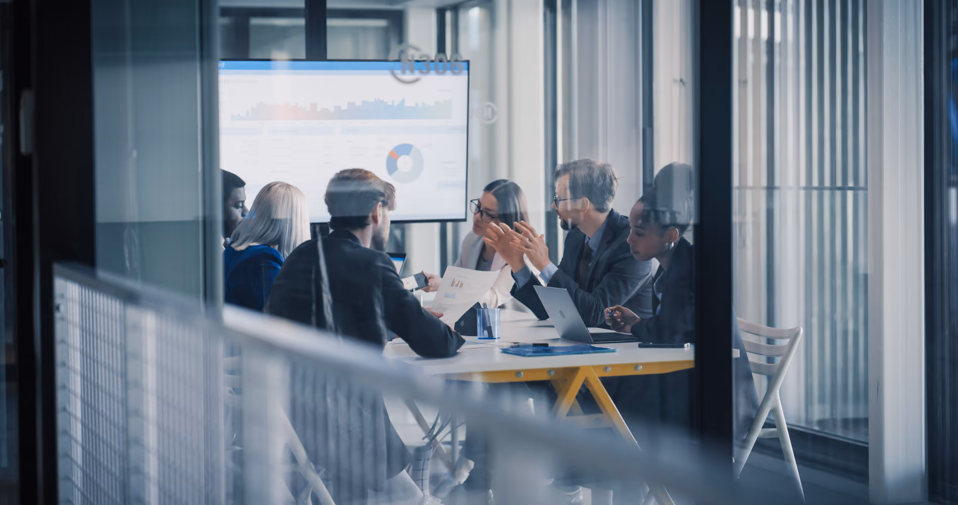 Team bespricht den Umfang des Qualitätsmanagementsystems nach Unternehmensgröße