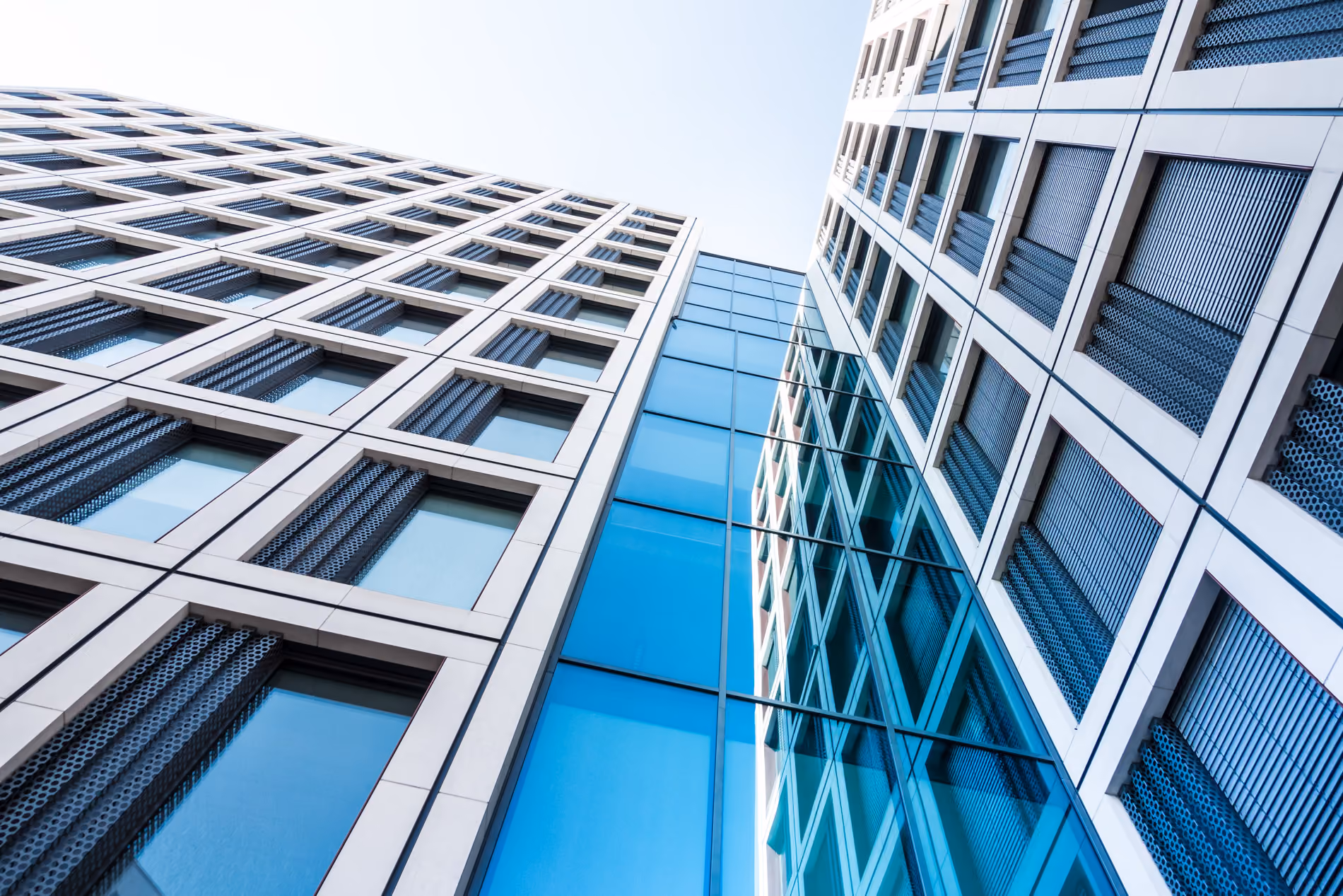 Glasfassade eines Bürogebäudes, ISO 9001 Zertifizierung zum transparenten Gesamtpreis
