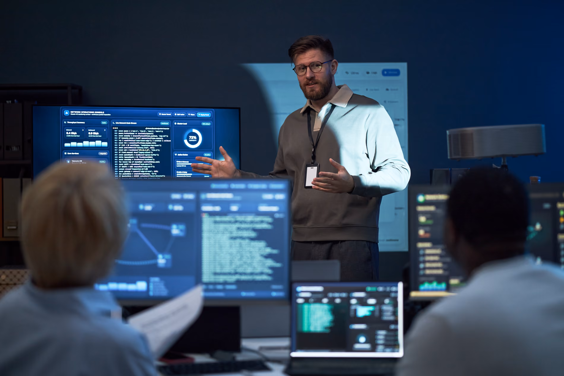 IT Team bespricht die vorhandene Sicherheitsstruktur eines Unternehmens