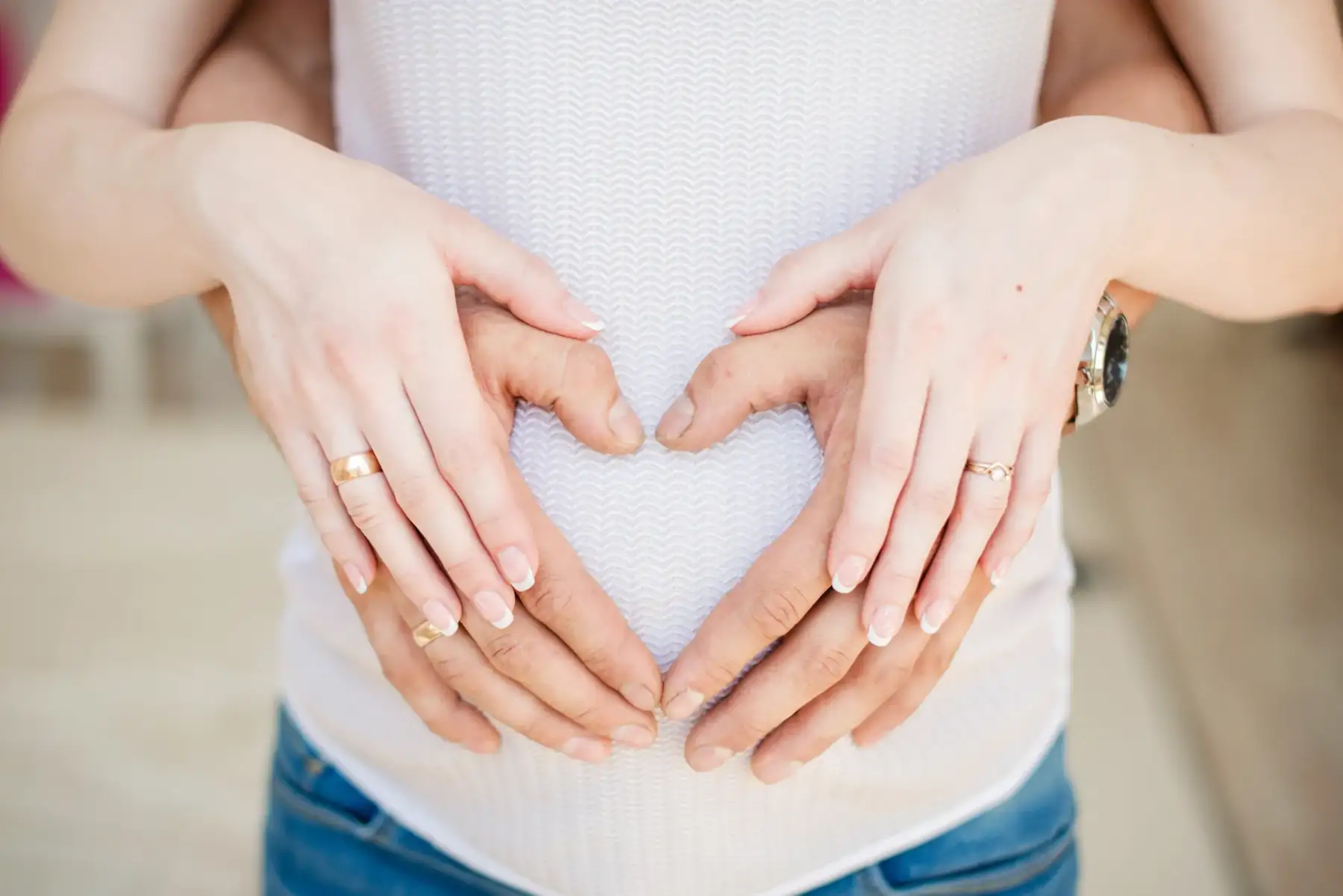 femeie însărcinată cu mâinile pe burtică | teste prenatale neinvazive