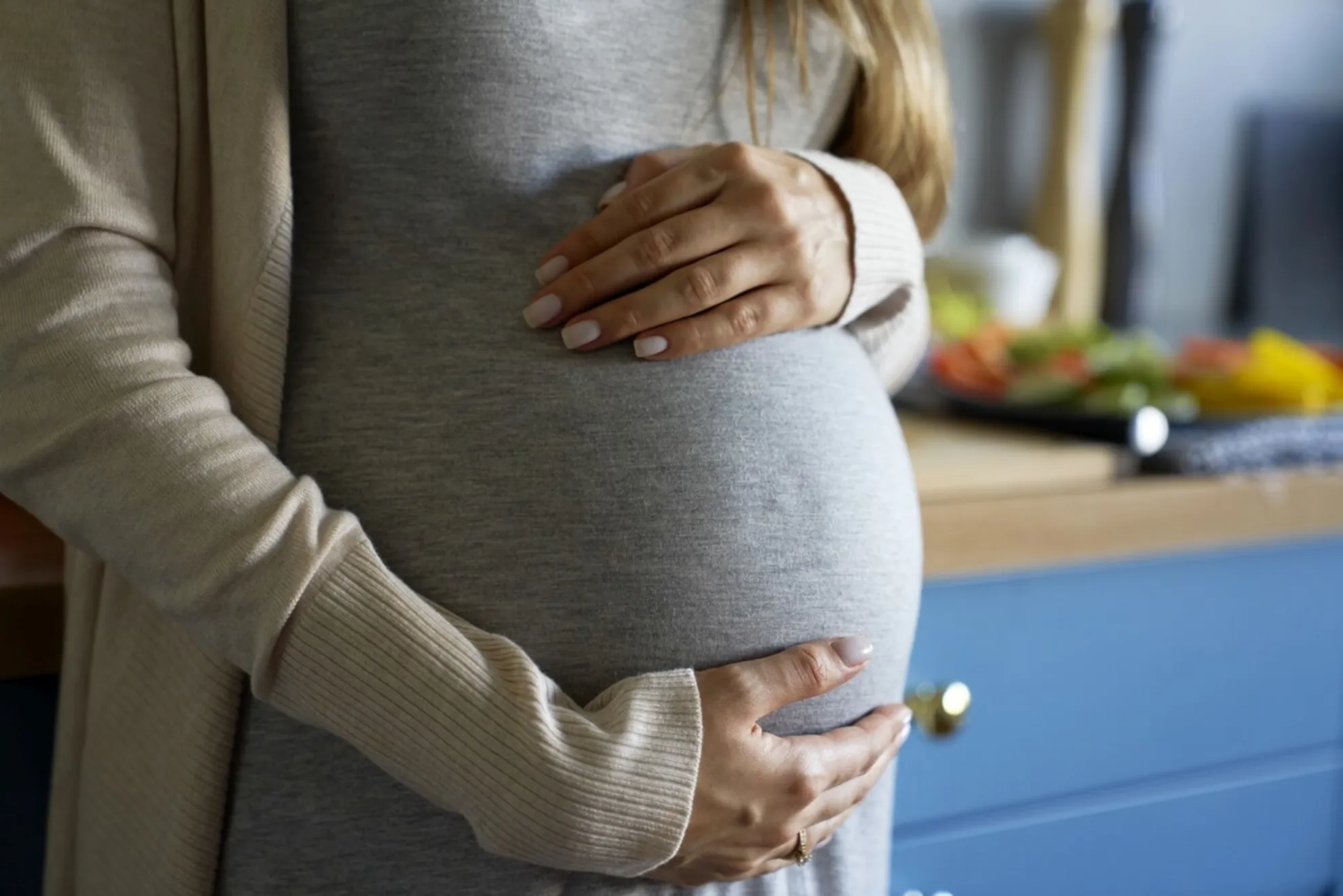 femeie însărcinată ținându-se de burtă | burta în sarcină săptămână cu săptămână