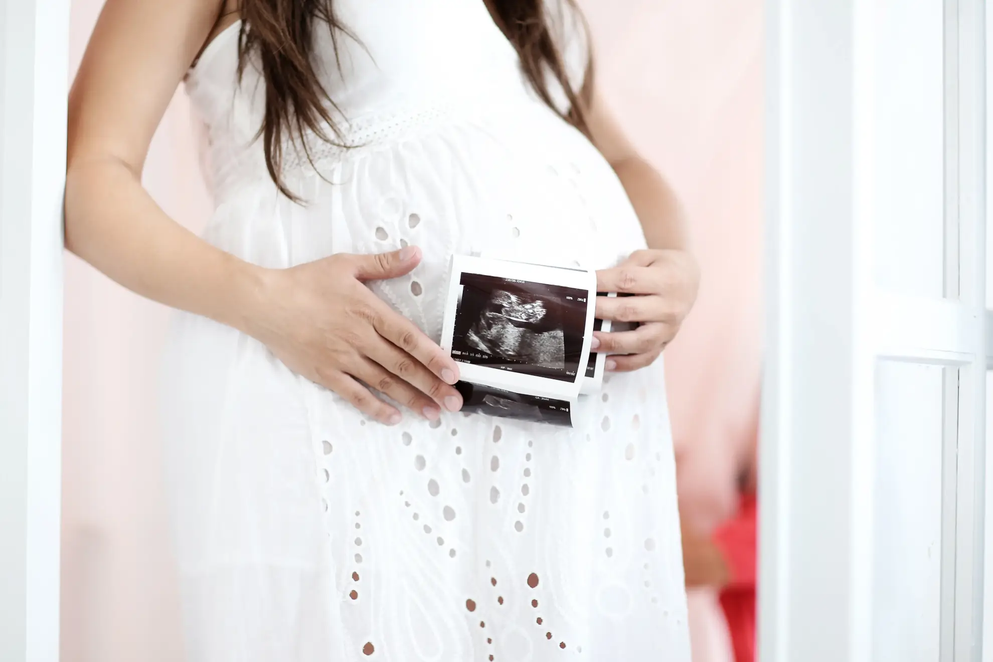 gravidă într-o rochie albă | testare genetică prenatală