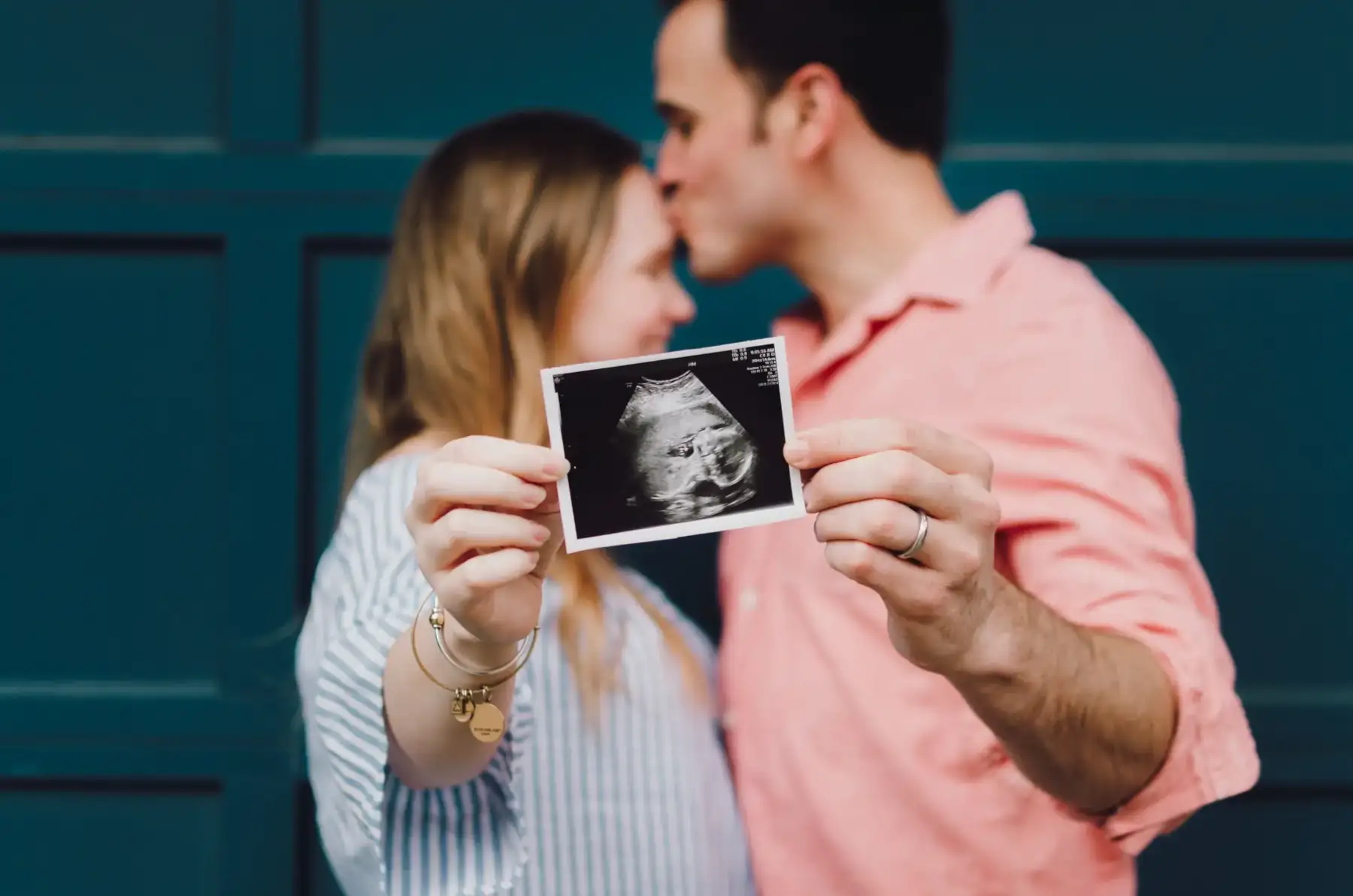 un cuplu care ține o fotografie ecografică | teste prenatale