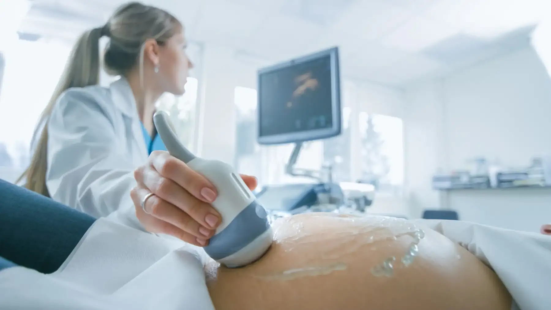 gravidă la o ecografie | control prenatal în al doilea trimestru de sarcină