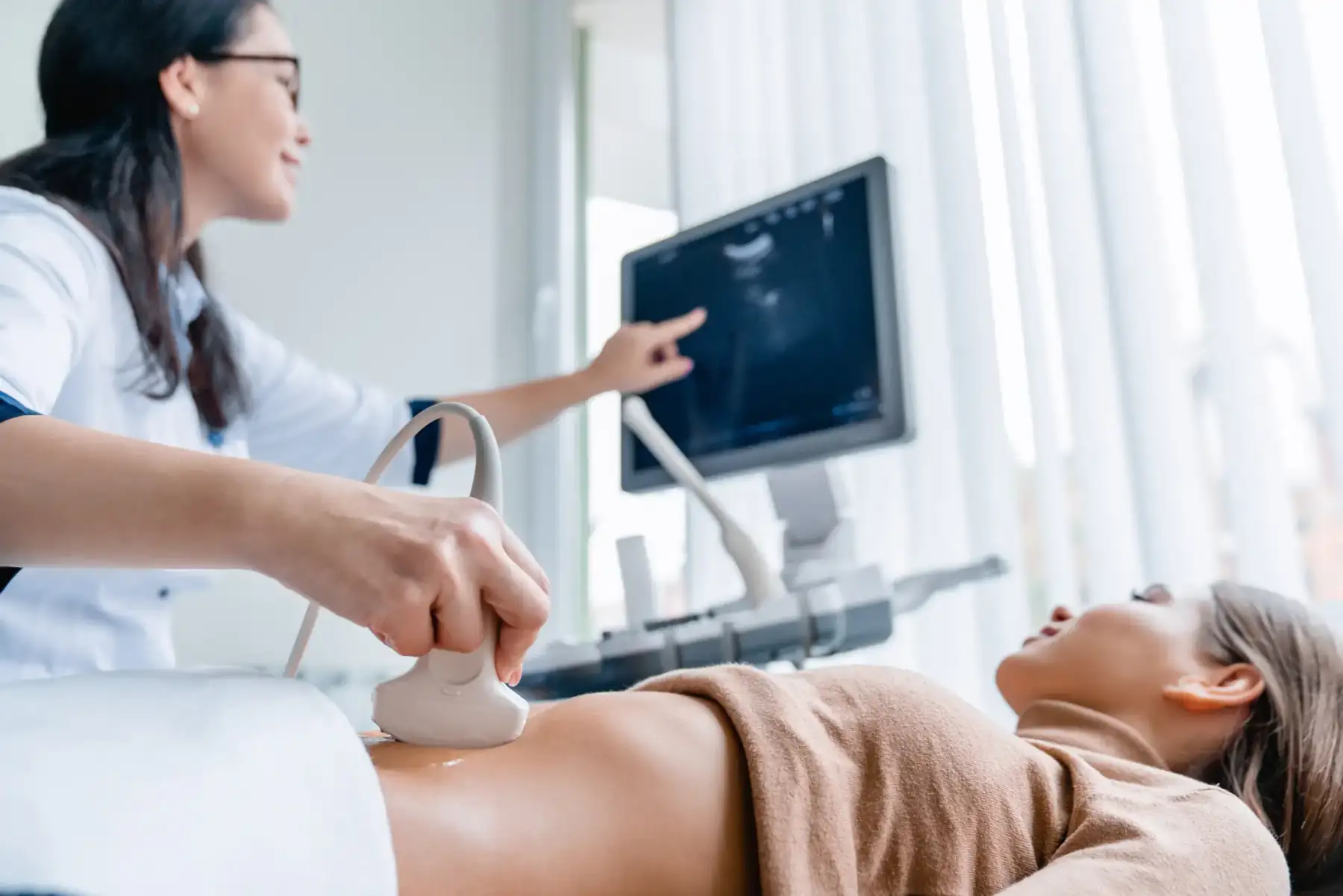 femeie la ecografie | teste prenatale în primul trimestru