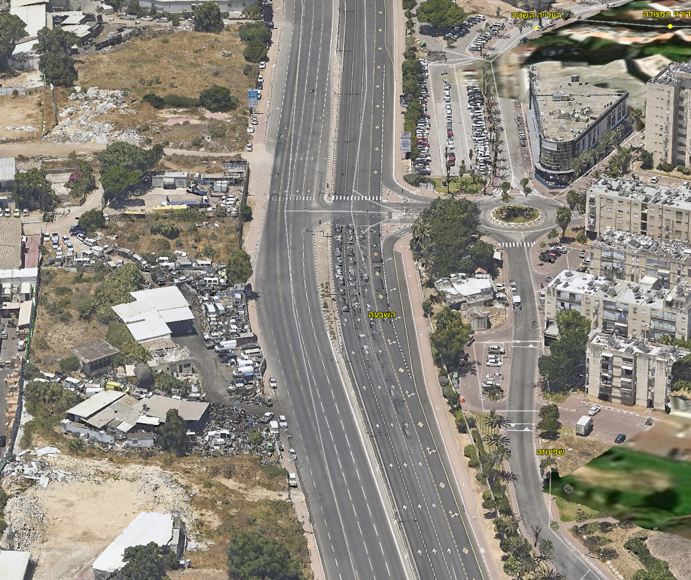 כביש 44 ליד אזור - מרוב נתיבים ופלישות לא נשאר מקום לשבילי אופניים