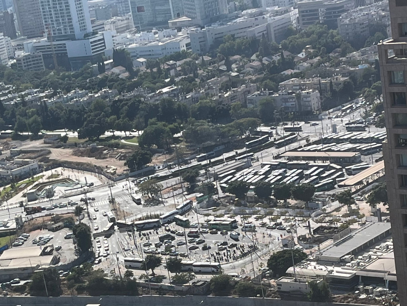 פקק אוטובוסים ביציאה ממסוף סבידור לכיוון רחוב 'על פרשת דרכים'. תמונה: אפרת טלוקובסקי