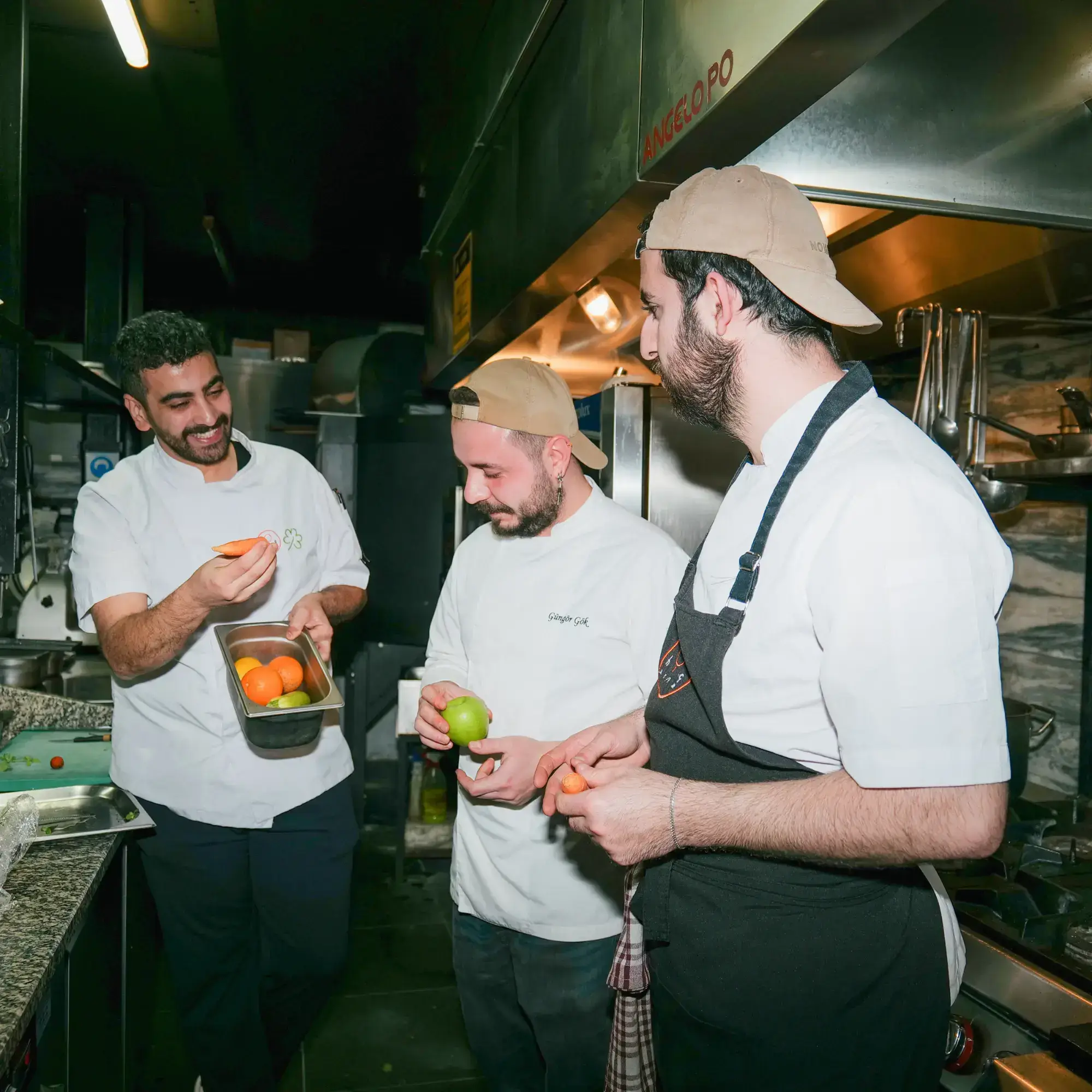 Trois gérants de restaurants souriants représentant la diversité des concepts pour trouver le logiciel de caisse idéal.