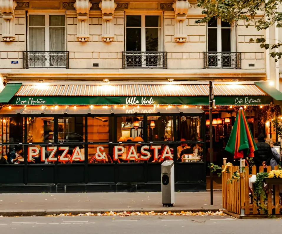 Façade extérieure d'une pizzeria bistrot italienne de type franchise ou restaurant multi-sites