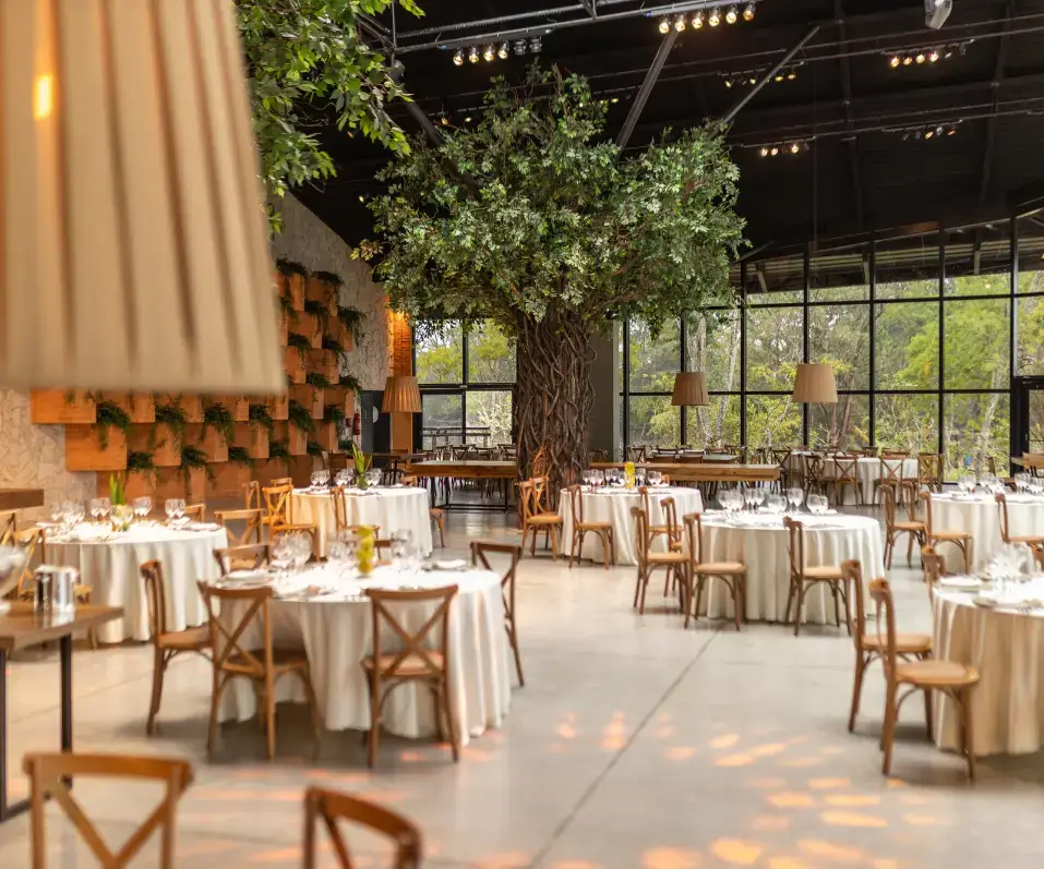 rande salle de restaurant traditionnel et brasserie moderne avec tables dressées et décoration végétale.